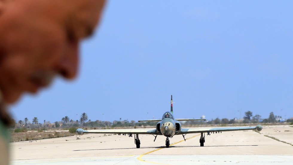 إسقاط طائرة من دون طيار فوق قاعدة الجفرة الجوية وسط الصحراء الليبية