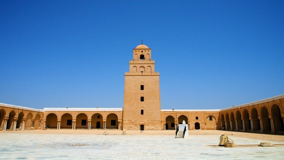 آذان الفجر بدلا من المغرب يثير "سخرية" التونسيين