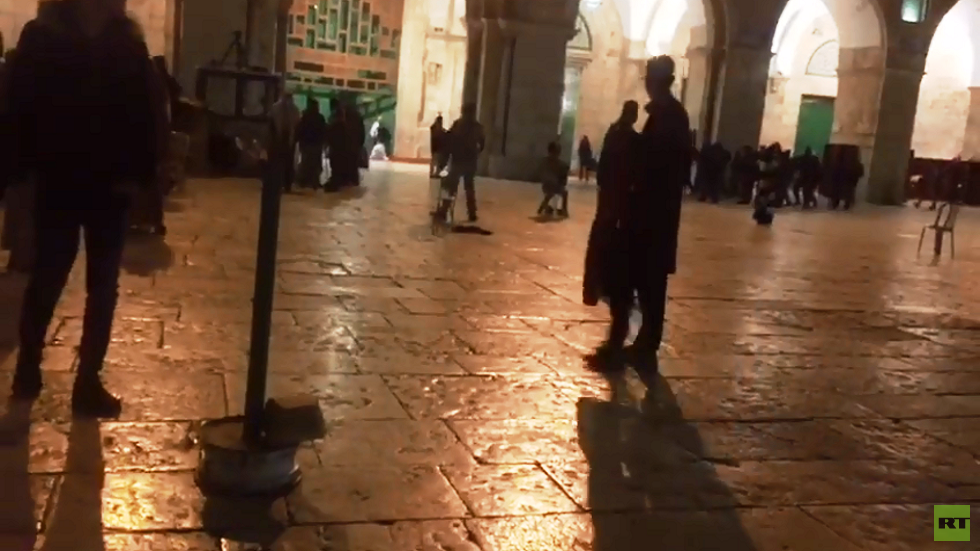 الشرطة الإسرائيلية تخلي المسجد الأقصى من المعتكفين بالقوة