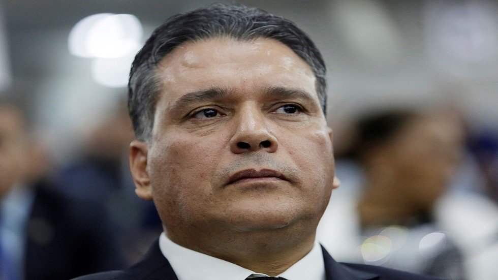 الحزب الحاكم في الجزائر يعلق نشاطاته بسبب "أحد الباءات الثلاث"