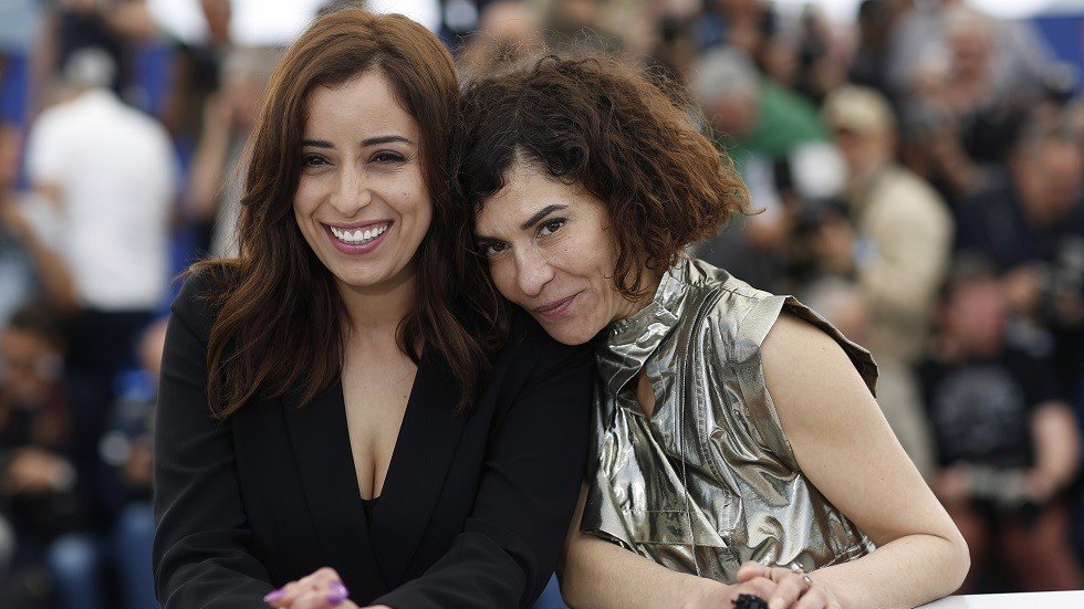 فنانة مغربية تعتذر بعد ضجة "القبلة" في مهرجان كان السينمائي (فيديو)