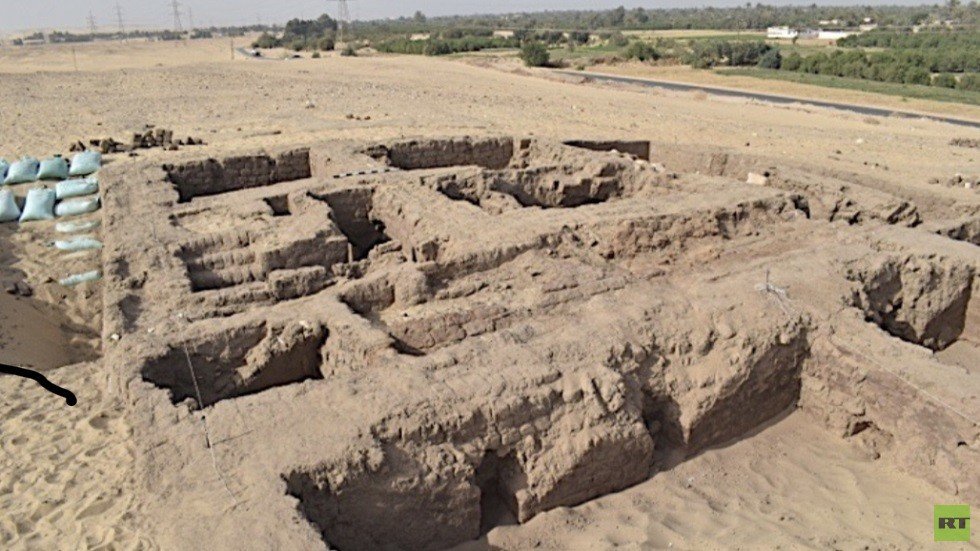 مصر.. الكشف عن بقايا بيت أثري يرجع للعصر البطلمي "صور"