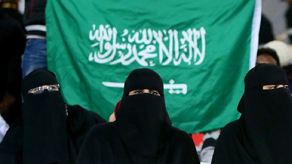 بالصور.. سعودية تثير ضجة بشروطها التي فرضتها في عقد قرانها