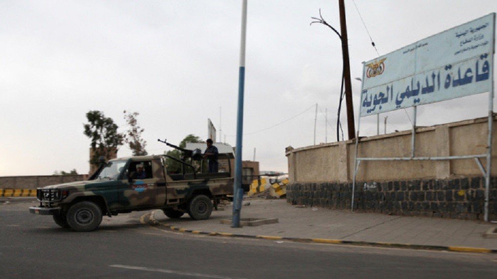 التحالف العربي يوجه ضربة جوية لقاعدة الديلمي في صنعاء