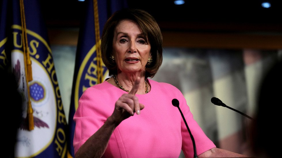 بيلوسي: عزل ترامب لا يزال مطروحا