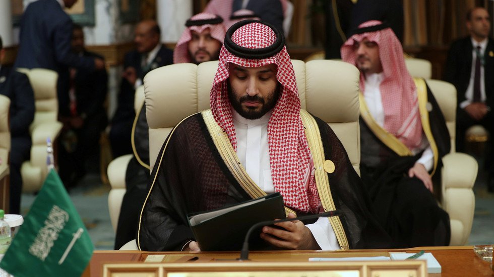 ردهة قصر الصفا تشهد مصافحة بين ولي العهد السعودي ورئيس الوزراء القطري