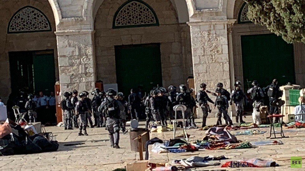 مستوطنون يقتحمون المسجد الأقصى بحماية الشرطة الإسرائيلية (فيديوهات)