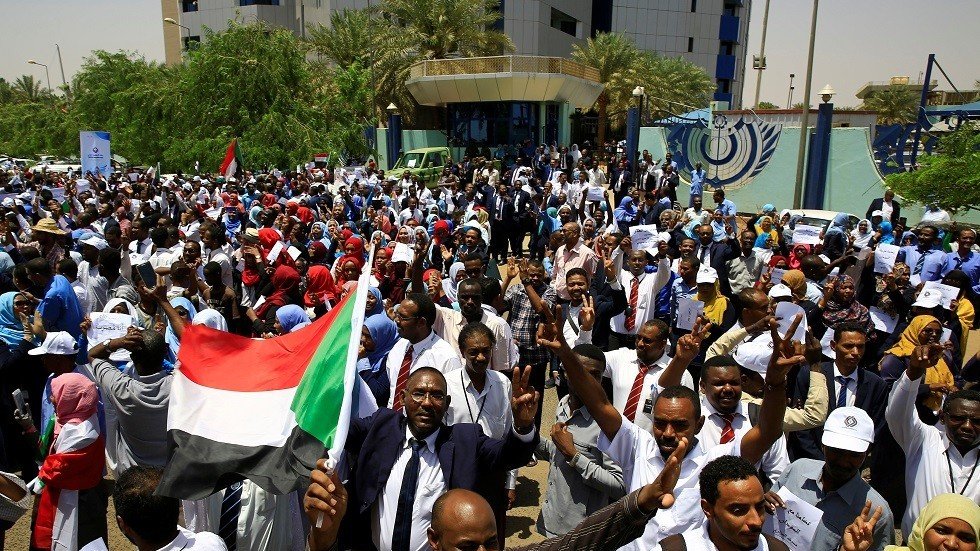 قتلى وجرحى خلال محاولة فض الاعتصام أمام مقر قيادة الجيش في الخرطوم 