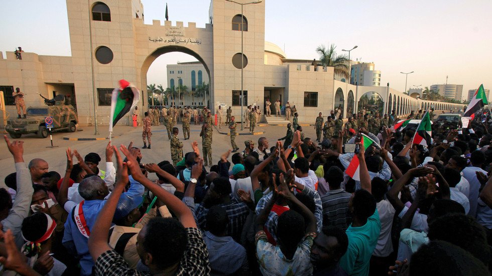 قوى إعلان الحرية والتغيير في السودان توقف التفاوض مع المجلس العسكري وتبدأ عصيانا مدنيا