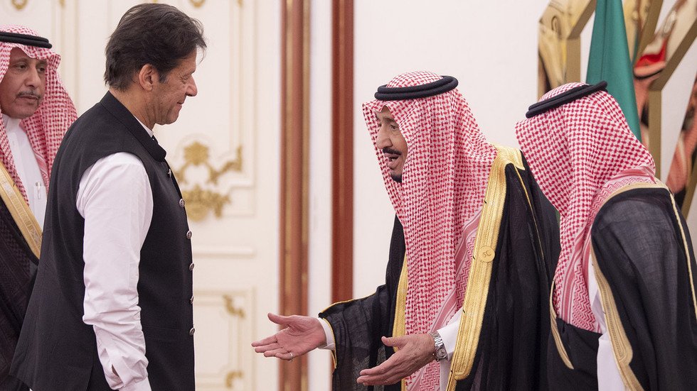 لماذا لم ينتظر عمران خان انتهاء ترجمة حديثه للعاهل السعودي؟ 