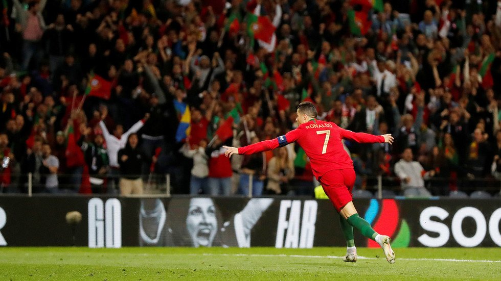 البرتغال تبلغ نهائي دوري الأمم الأوروبية بفضل "هاتريك" رونالدو