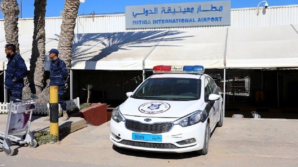 مصدر ينفي لـRT استهداف مطار معيتيقة بغارة جوية ضربت قاعدة محاذية 