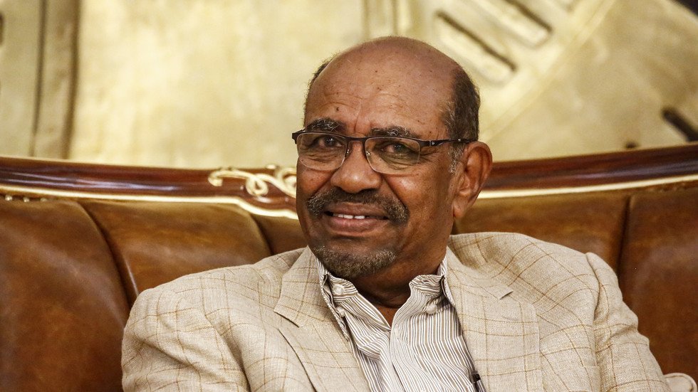 الشرطة السودانية تنفي الأنباء عن محاولة لتهريب البشير