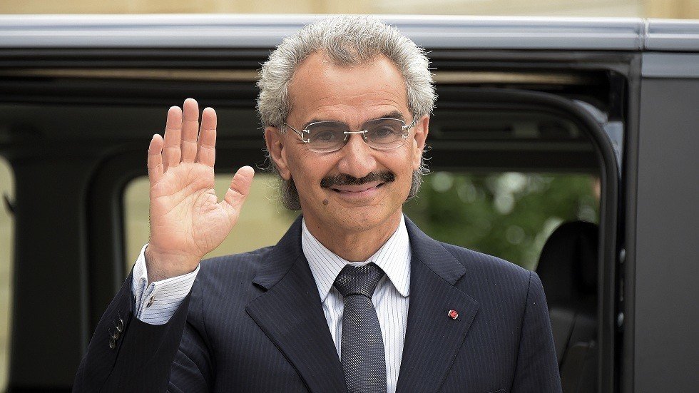 الوليد بن طلال يقضي العيد مع حفيداته.. (صور)
