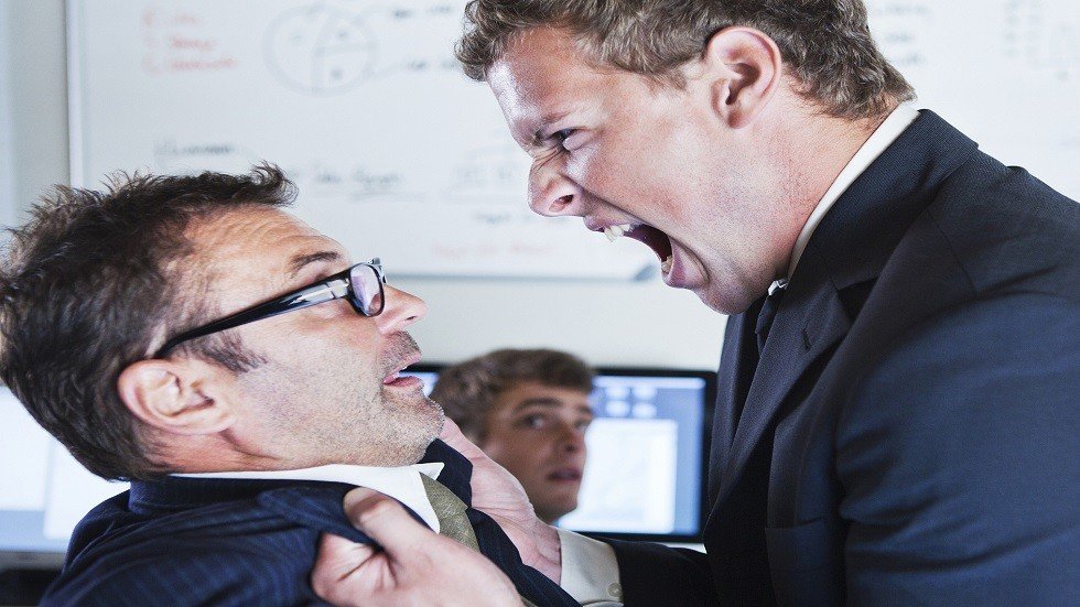 التفكير في قتل مديرك في العمل أمر طبيعي تماما وفقا لعلم النفس الجنائي!