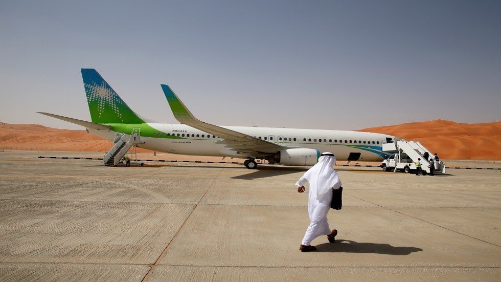 الصور الأولى لآثار استهداف الحوثيين لمطار أبها السعودي