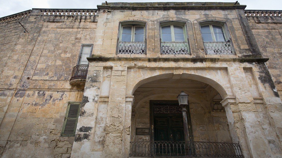 أول منزل لملكة بريطانيا والأمير فيليب برسم البيع
