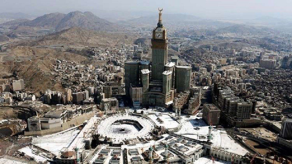 السعودية توقف إصدار تأشيرات العمرة