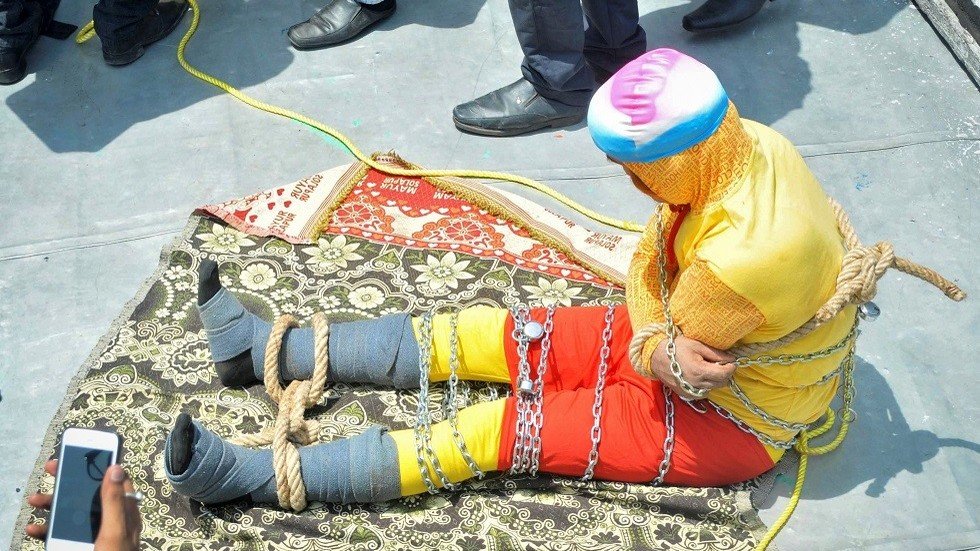 العثور على جثة ساحر هندي غرق أثناء قيامه بخدعة تحت الماء