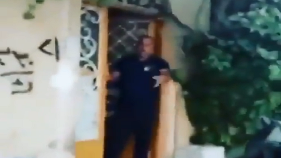 عراقي يطرد أمه حافية القدمين ويطلب تنزيل الفيديو على 