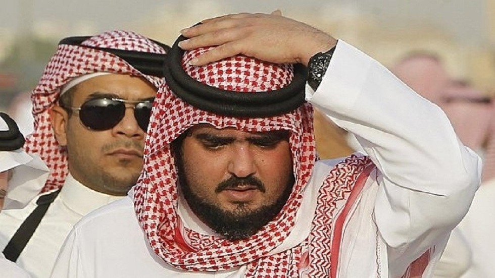 أمير سعودي يظهر في "مول" بعد حديث عن وضعه قيد الإقامة الجبرية!