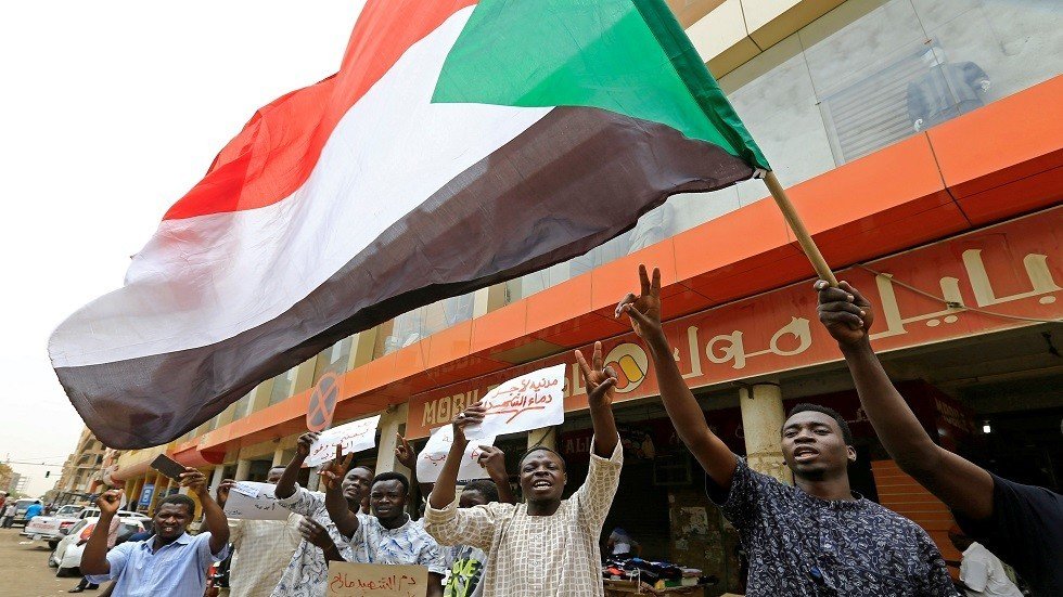 المجلس العسكري في السودان يدعو المحتجين لمفاوضات 