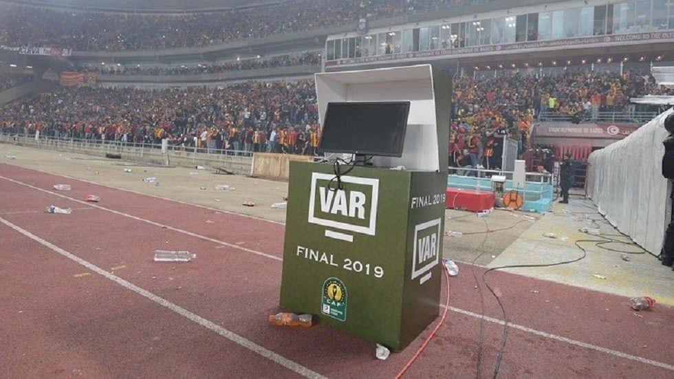 رئيس "الكاف" يكشف موعد استخدام تقنية الـ"VAR" في أمم إفريقيا 2019 