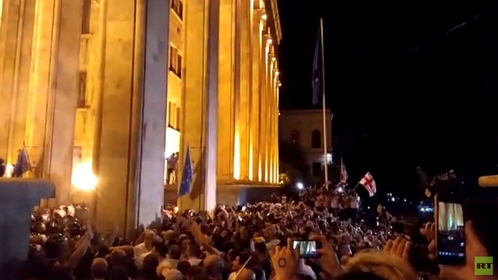 إصابة مراسل "رابتلي" برصاصة مطاطية أثناء تغطيته الاحتجاجات في جورجيا
