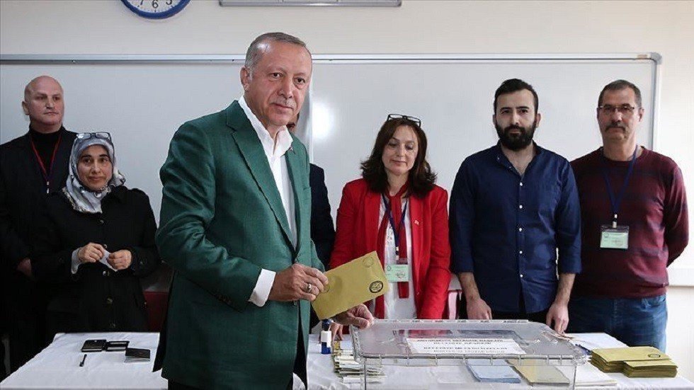 أردوغان يدلي بصوته ويعرب عن احترامه لإرادة الناخبين في اختيار رئيس بلدية اسطنبول