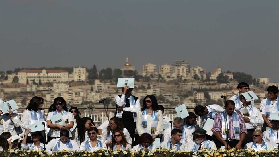 رغم الغضب الفلسطيني.. قداس لمدعي النبوة النيجيري جوشوا في الناصرة مهد المسيح
