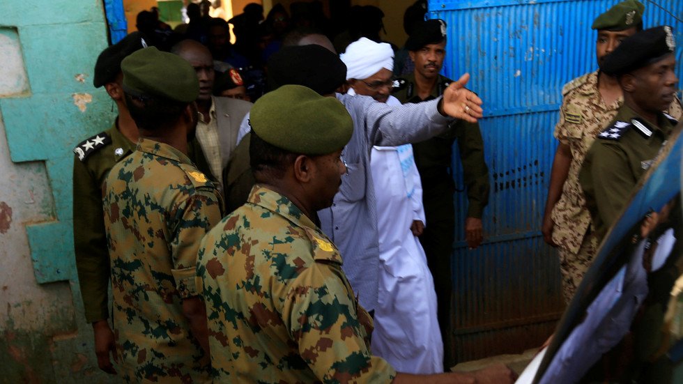 رواية مثيرة عما حدث في منزل الرئيس السوداني المخلوع لحظة اعتقاله!