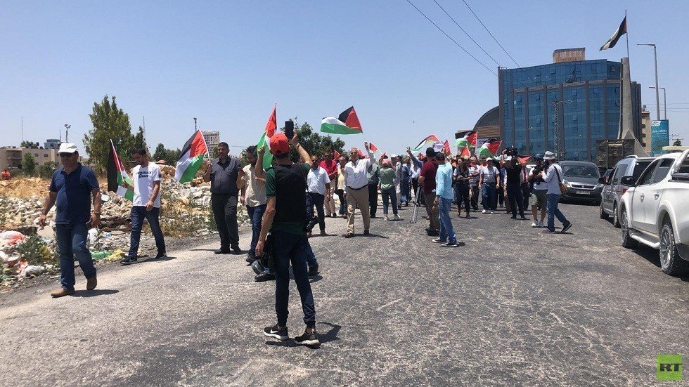 اشتباكات في الضفة الغربية وإضراب في غزة احتجاجا على 