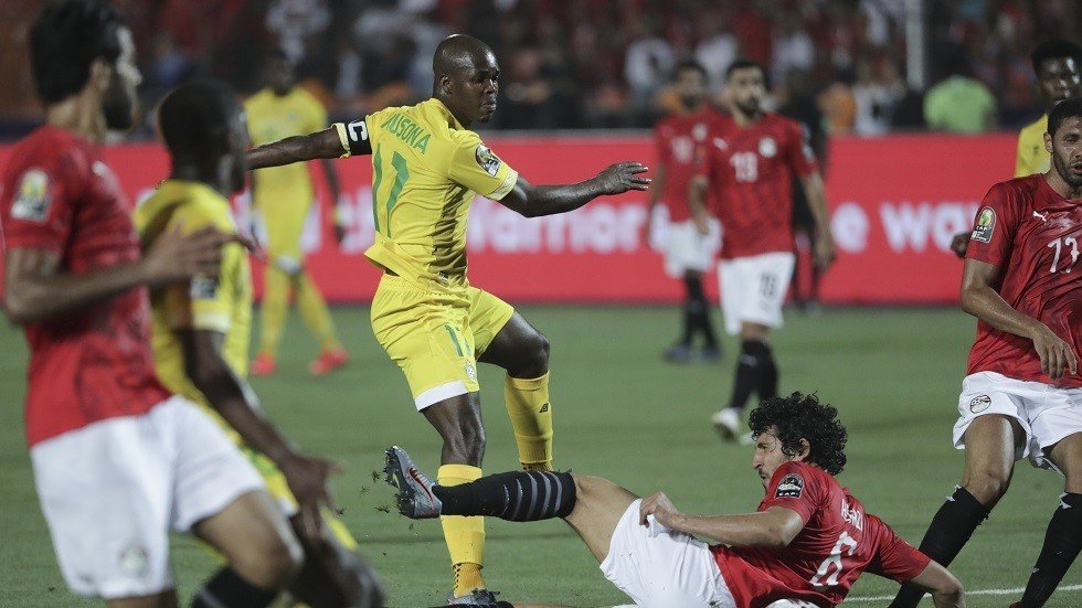 شاهد.. لاعب يهدر "بغرابة" فرصة ذهبية للتسجيل في كأس إفريقيا