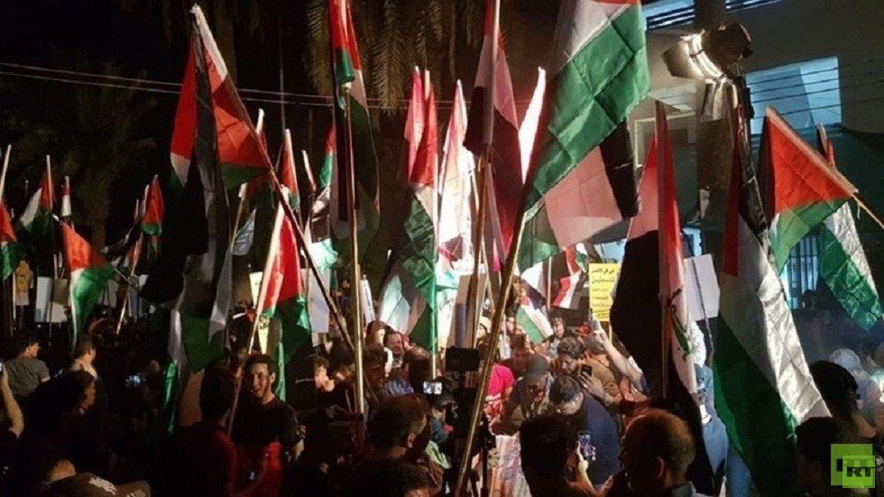 العراق.. متظاهرون يقتحمون مقر السفارة البحرينية في بغداد احتجاجا على "ورشة المنامة"