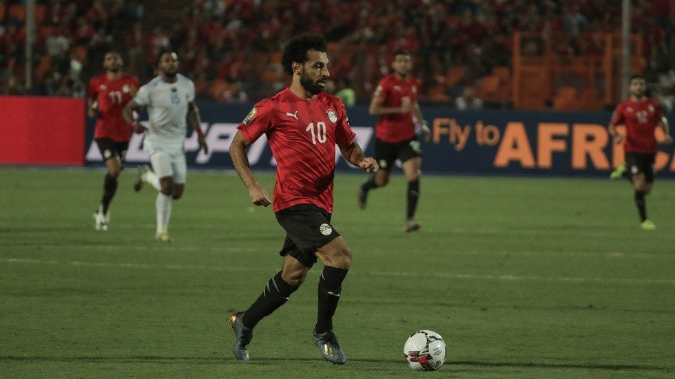 شاهد.. مشجعة تحرج صلاح بطلب غريب!