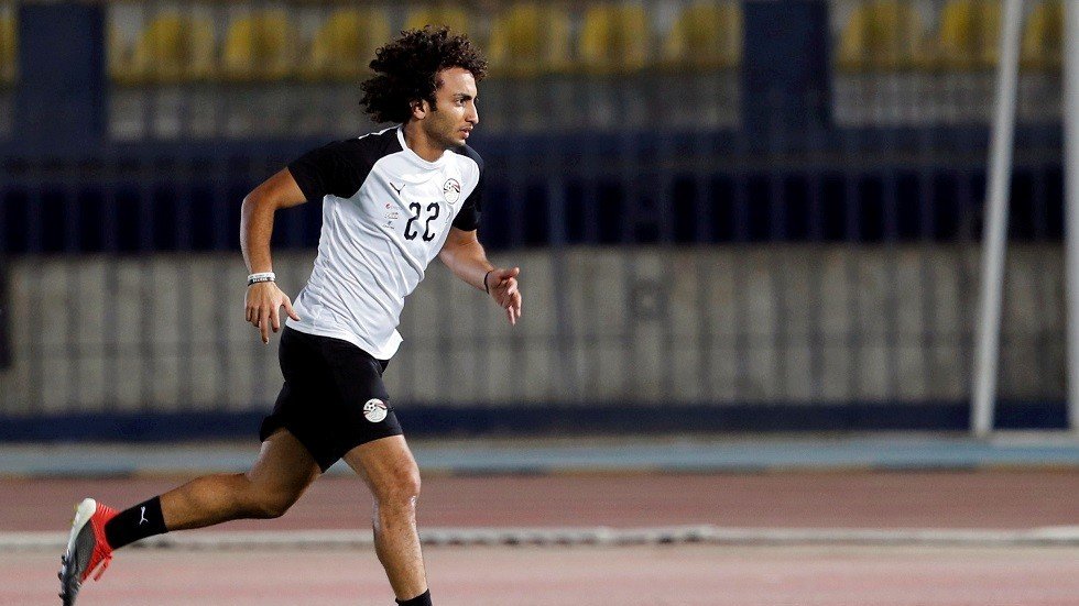 شاهد.. عمرو وردة يستفز الجماهير بإشارة جديدة