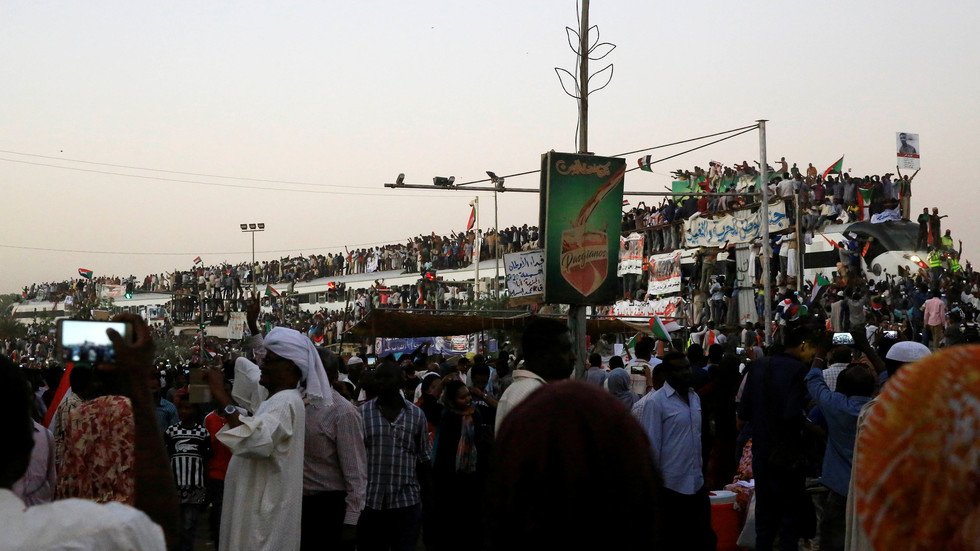 مقتل 7 أشخاص باحتجاجات السودان والأمن يستخدم القوة لمنع وصول المتظاهرين للقصر الرئاسي