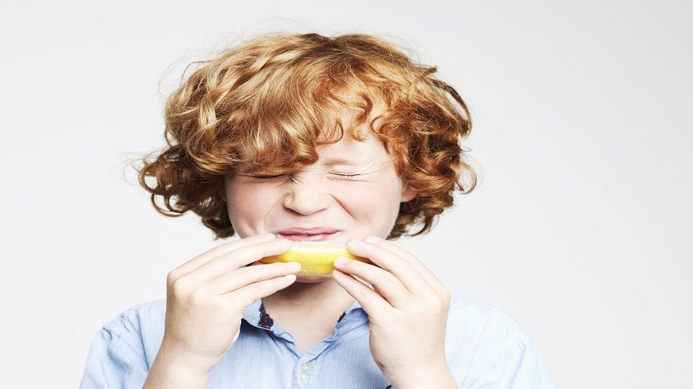 لماذا "تنكمش"عضلات الوجه عند تناول الأطعمة الحامضة؟