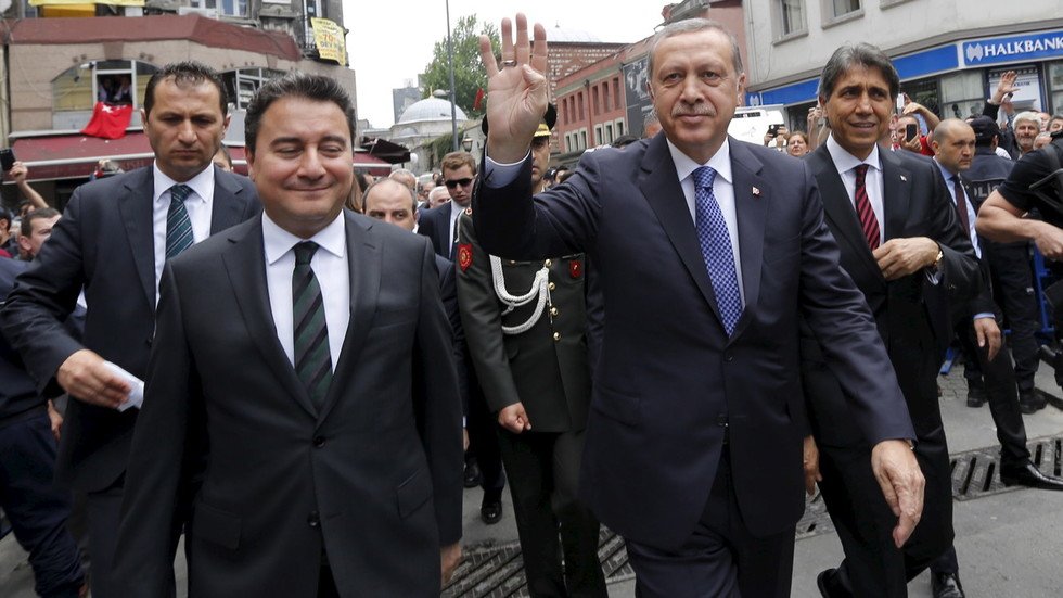 في ضربة جديدة للرئيس التركي.. أحد حلفاء أردوغان يستقيل من الحزب الحاكم