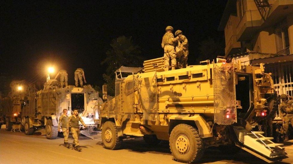 شاهد بالفيديو.. عملية حشد تركيا وحدات من قوات "كوماندوز" على حدود سوريا
