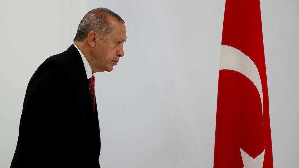أردوغان ينتقد التخلّف الأوروبي عن دعم تركيا في قضية اللاجئين