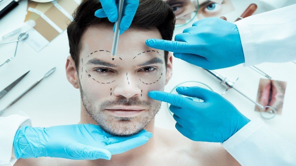 دراسة: عمليات تجميل الرجال تزيد من جاذبيتهم !