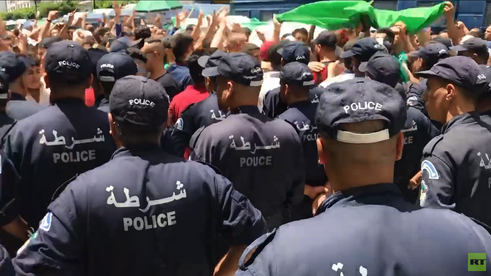 الجزائريون يواصلون الاحتجاج للجمعة الـ 21 (صور)