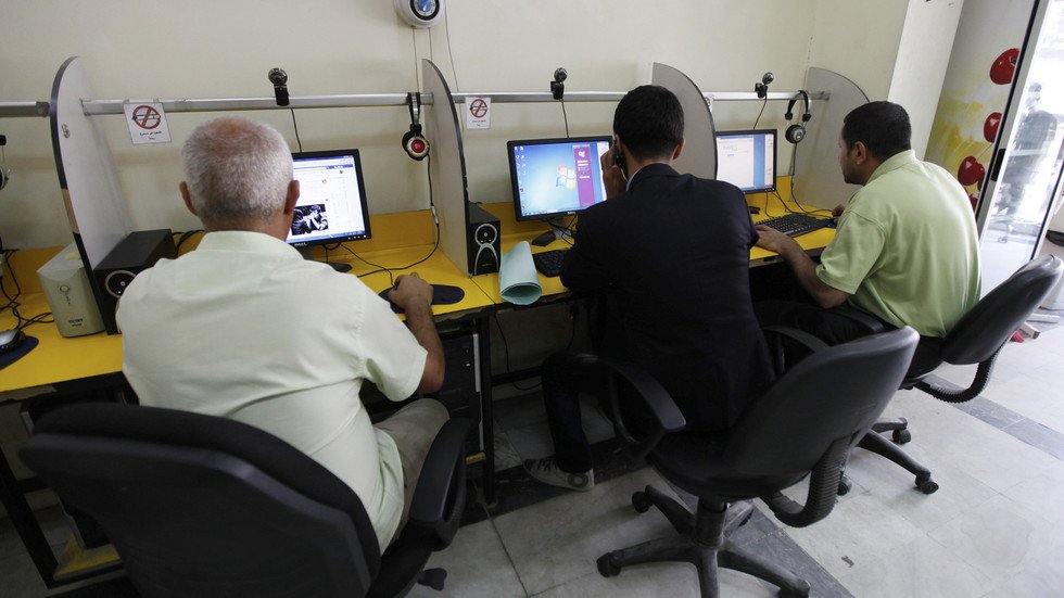خبيرة لـRT: خدمة الإنترنت في العراق مهددة بالانتهاء خلال عامين