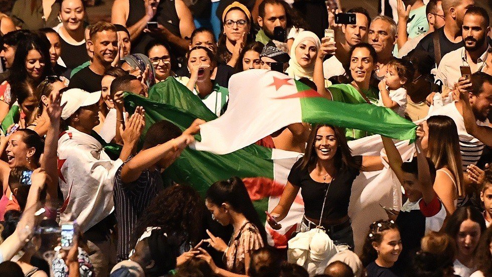 شاهد.. احتفالات عارمة للجزائريين بتأهل "محاربي الصحراء" لنهائي كأس الأمم الإفريقية