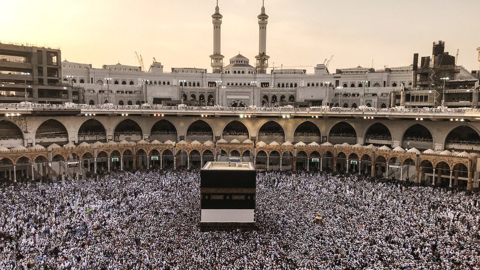 مجلس الوزراء السعودي يقرر رسميا رفع الحظر عن تنقل المعتمرين داخل المملكة