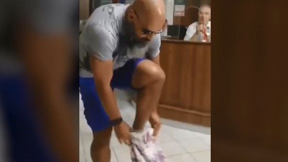 رجل أعمال روسي يرتدي تنورة لمقابلة مسؤولين في كراسنويارسك 