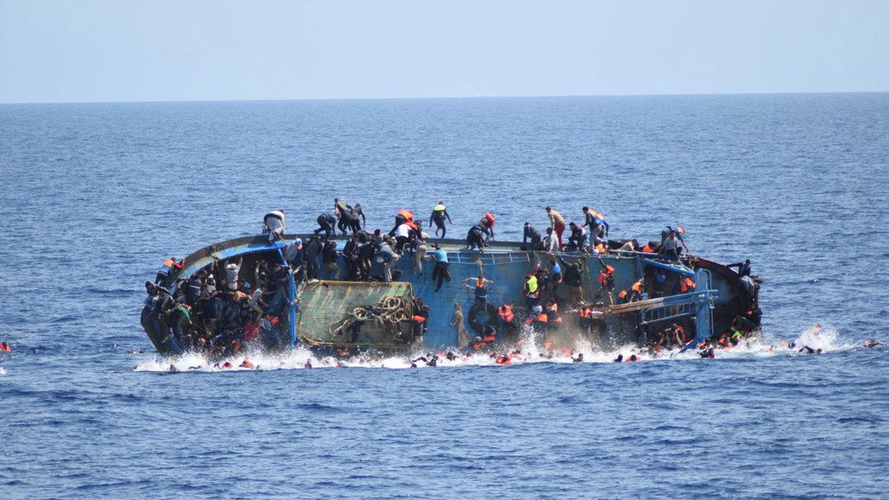 مفوضية اللاجئين: مخاوف من مقتل أكثر من 150 شخصا بتحطم سفينة قبالة ليبيا