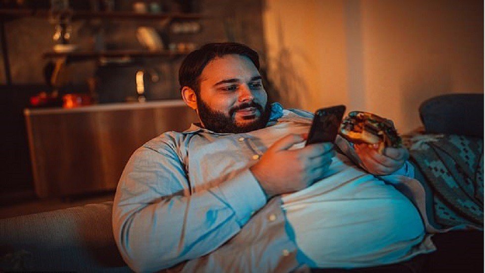 دراسة: هاتفك الذكي قد يجعلك بدينا!