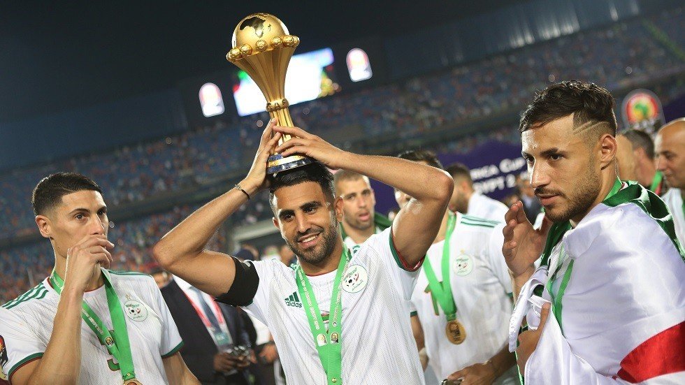 شاهد.. كيف استقبل محرز في باريس بعد تتويجه بأمم إفريقيا مع الجزائر